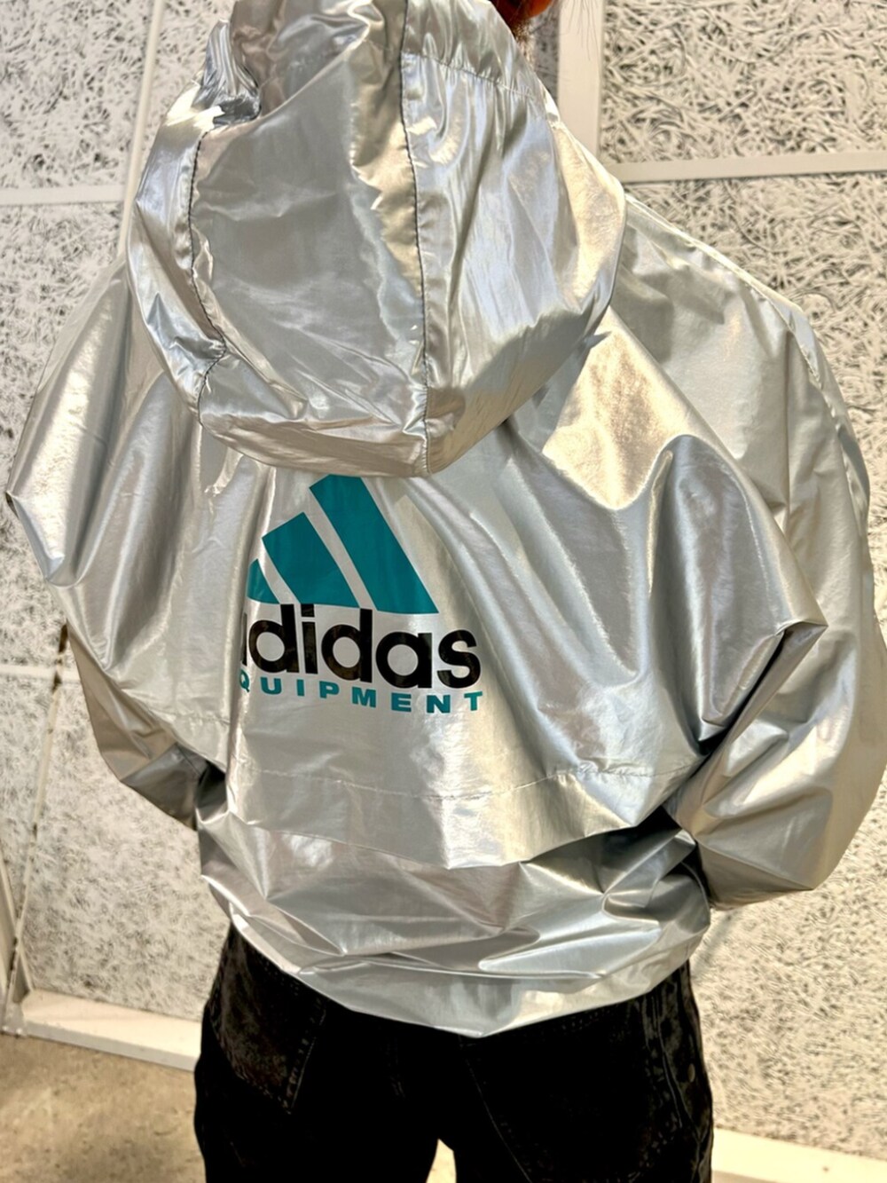 シルバー系のジャケット/アウター、ブラック系のショルダーバッグを着用したレディースの冬コーディネートの5枚目の写真
