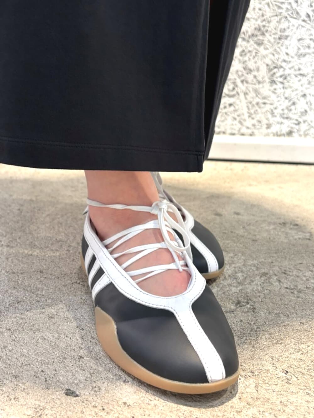 ブラック系のワンピース、シルバー系のショルダーバッグ、ブラック系のシューズを着用したレディースの夏コーディネートの4枚目の写真