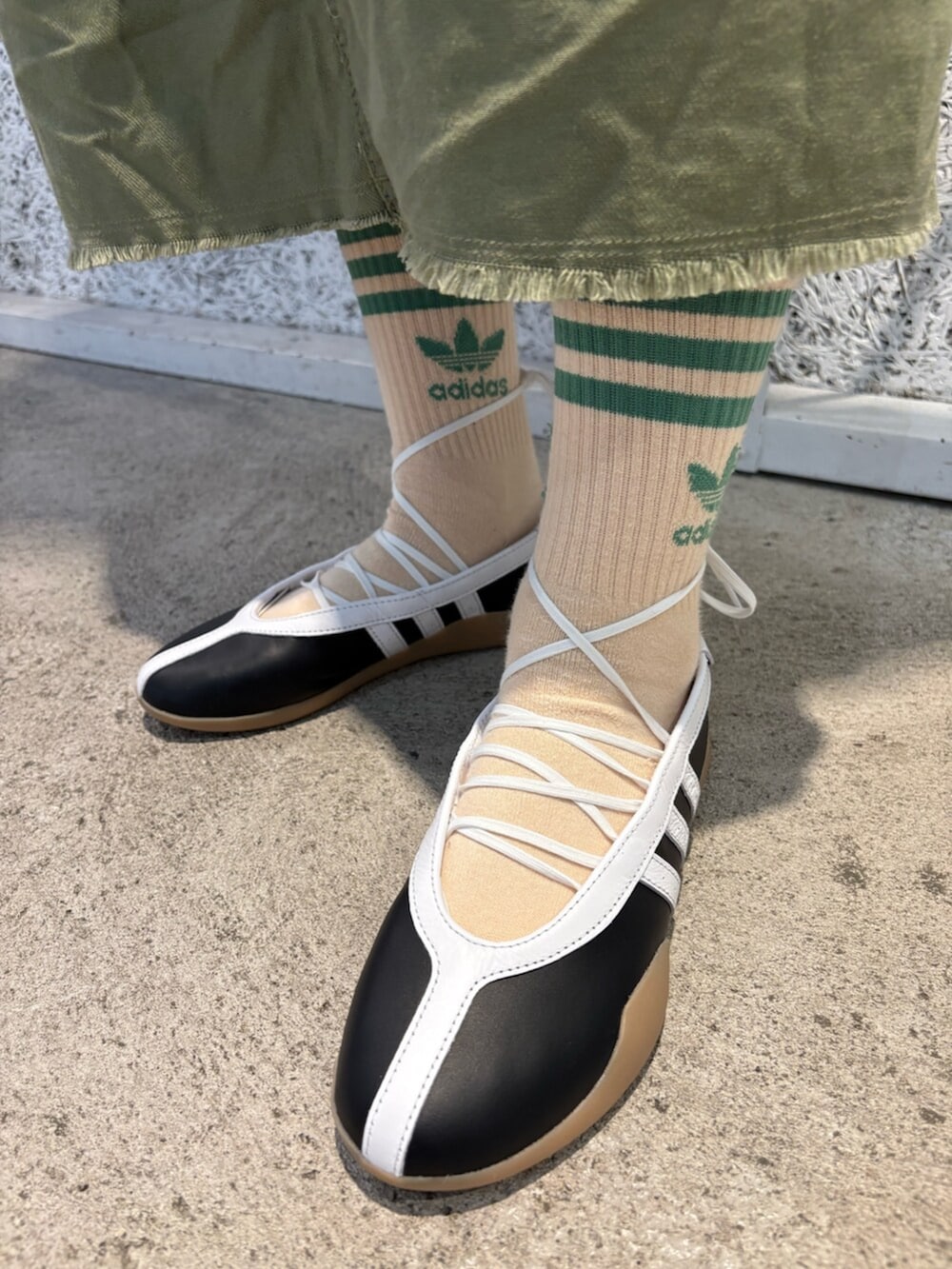 ブラック系のデニムジャケット、ブラック系のシューズを着用したレディースの春コーディネートの4枚目の写真