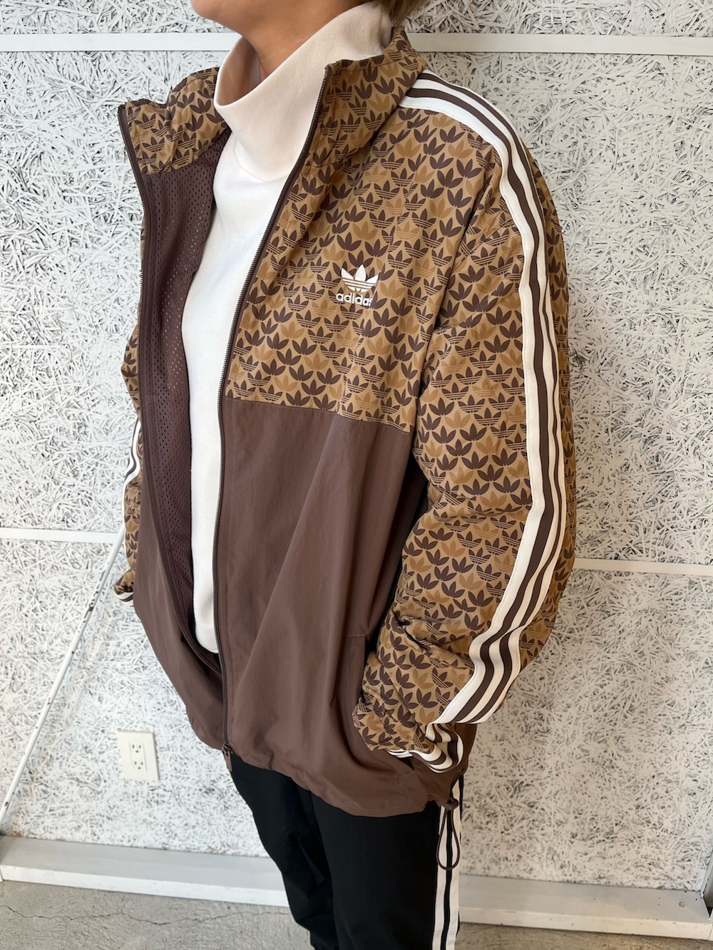 クラシック モノ ウインドブレーカーのアディダスコーデ