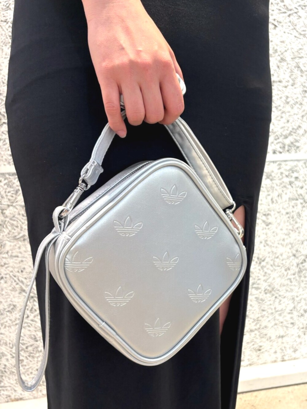 ブラック系のワンピース、シルバー系のショルダーバッグ、ブラック系のシューズを着用したレディースの夏コーディネートの3枚目の写真