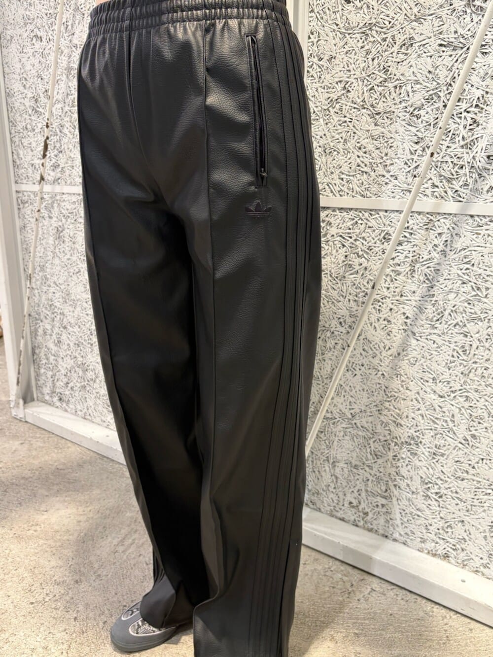 ブラック系のその他パンツ、ブラック系のジャージ、グレー系のシューズを着用したレディースの夏コーディネートの3枚目の写真
