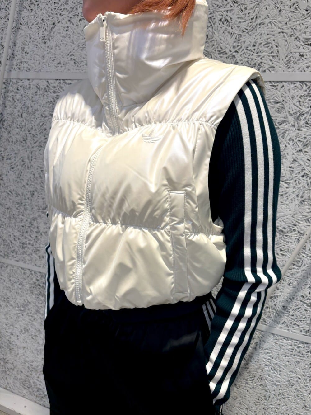 ホワイト系のダウンジャケット/コート、ブラック系のスウェットパンツ、グリーン系のニット/セーターを着用したレディースの冬コーディネートの2枚目の写真