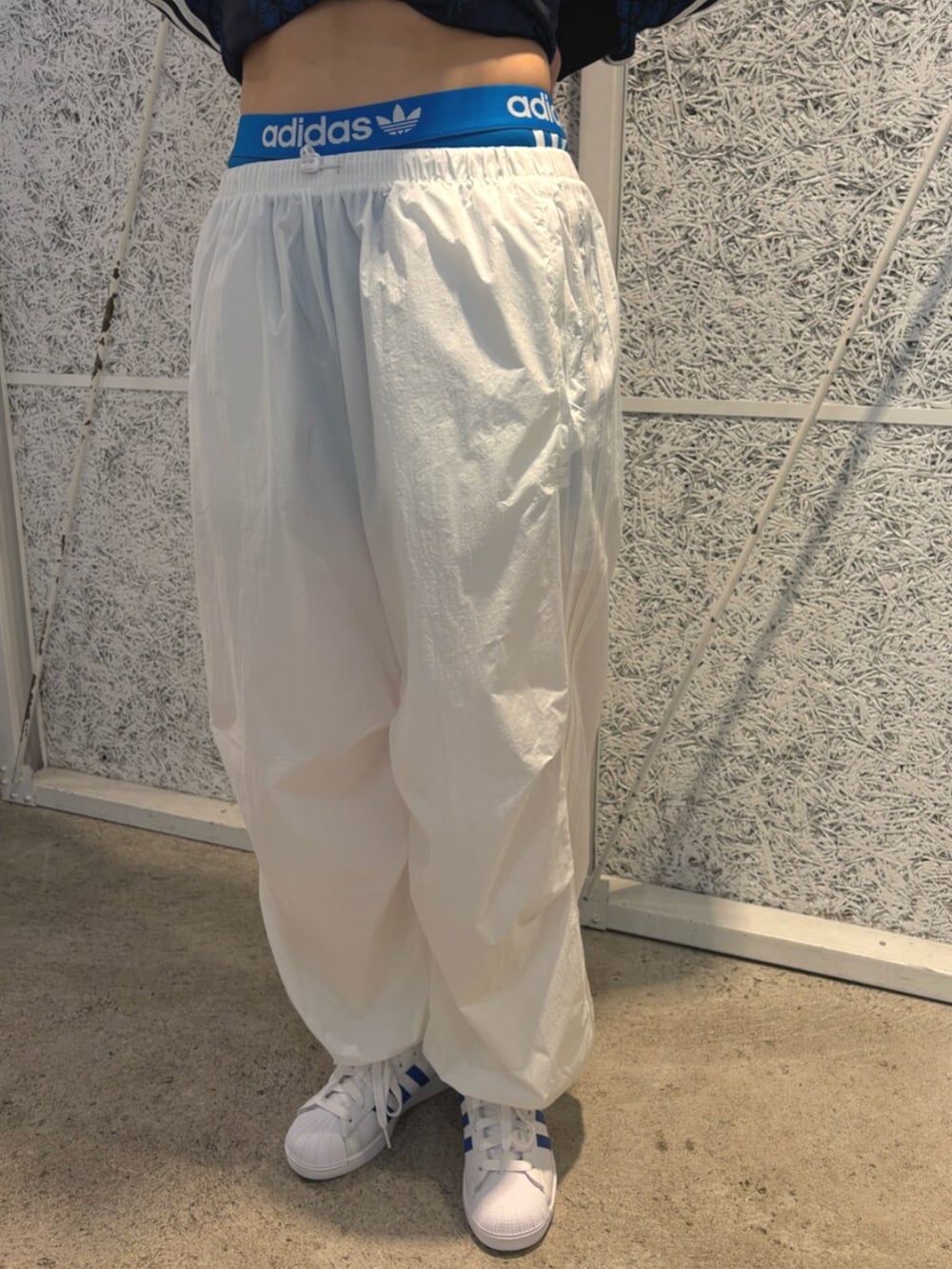 ブラック系のTシャツ/カットソー、ホワイト系のスニーカー、ホワイト系のその他パンツを着用したレディースの春コーディネートの3枚目の写真