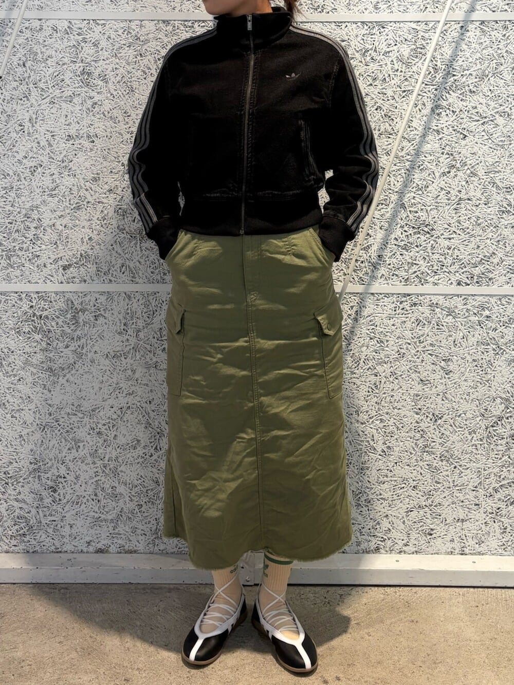 ブラック系のデニムジャケット、ブラック系のシューズを着用したレディースの春コーディネートの2枚目の写真