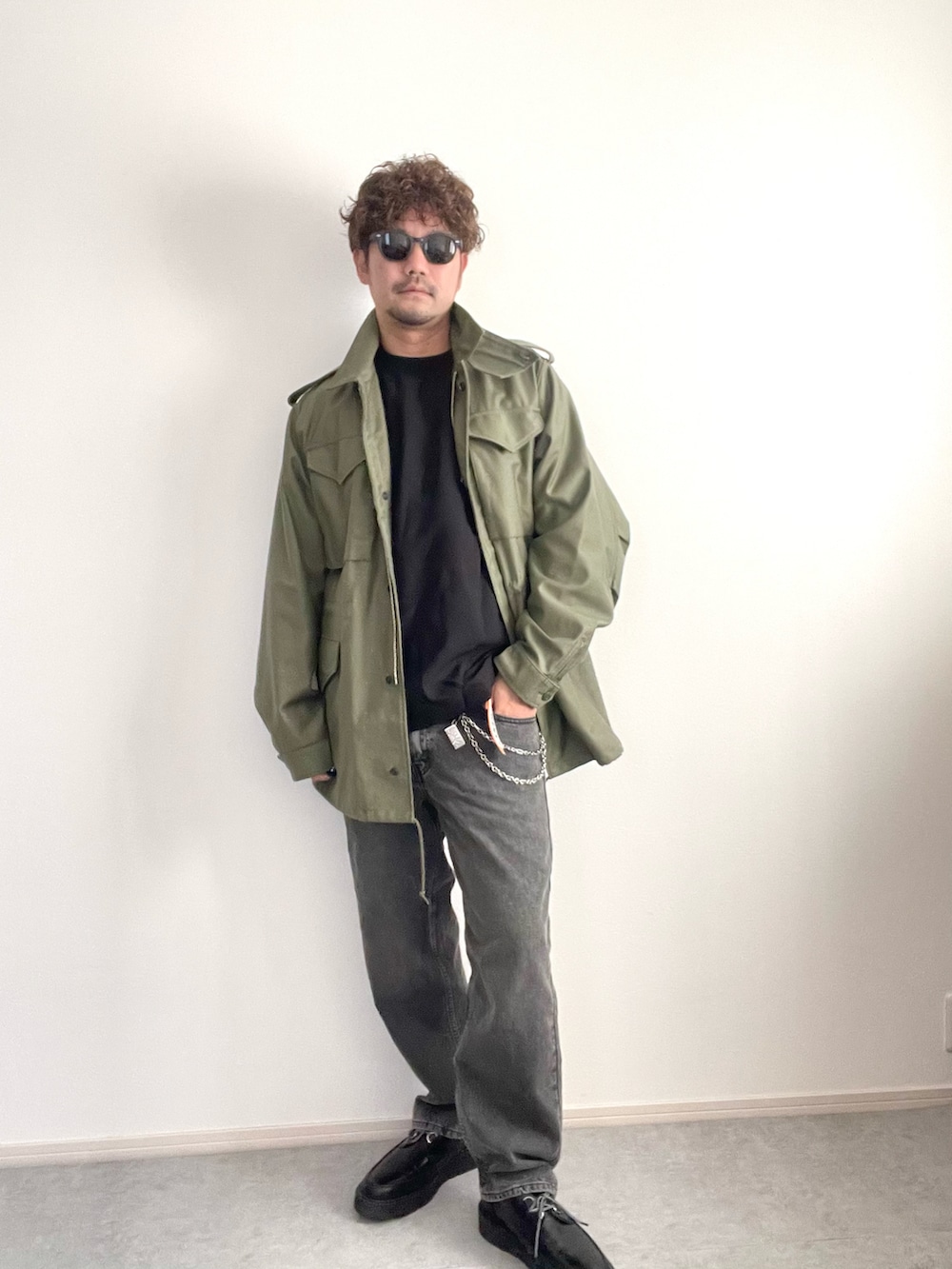 「ファッションを楽しもう、ミリタリージャケット、ミリタリーコーデ、デニム、リーバイス、ハイク」｜「Levi'sのアイテム（デニムパンツ、グレー系）」を使った、sakai.homeさん（メンズ・180cm）の秋コーディネートの2枚目の写真