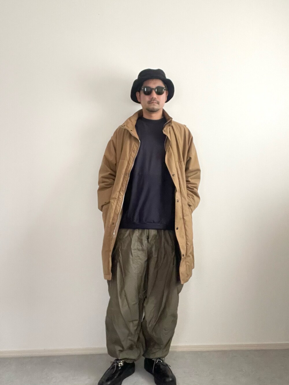 「ファッションを楽しもう、カジュアルコーデ、スニーカー、ミリタリー、大人コーデ、ビッグシルエット、40代ファッション、AURALEE、NEEDLES、DAIWAPIER39」｜「DAIWA PIER39のDAIWA PIER39　TECH JUNGLE HAT（ハット、ブラック系）」を使った、sakai.homeさん（メンズ・180cm）の春コーディネートの2枚目の写真