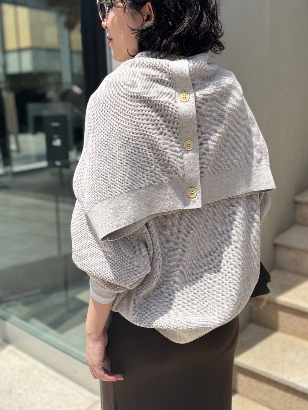 ホワイト系のTシャツ/カットソー、ベージュ系のニット/セーター、ベージュ系のカーディガン/ボレロを着用したレディースの夏コーディネートの5枚目の写真