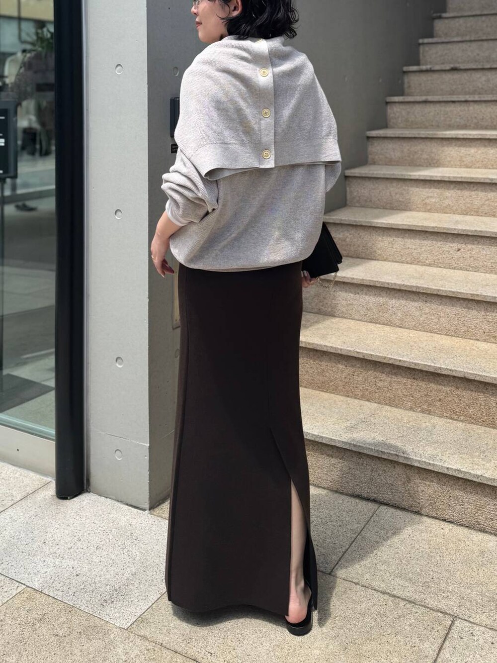 ホワイト系のTシャツ/カットソー、ベージュ系のニット/セーター、ベージュ系のカーディガン/ボレロを着用したレディースの夏コーディネートの3枚目の写真