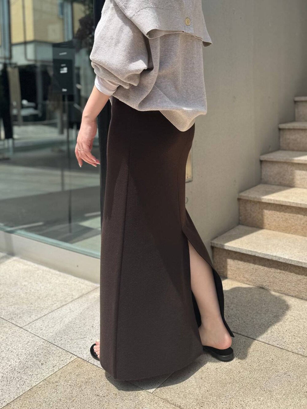 ホワイト系のTシャツ/カットソー、ベージュ系のニット/セーター、ベージュ系のカーディガン/ボレロを着用したレディースの夏コーディネートの6枚目の写真