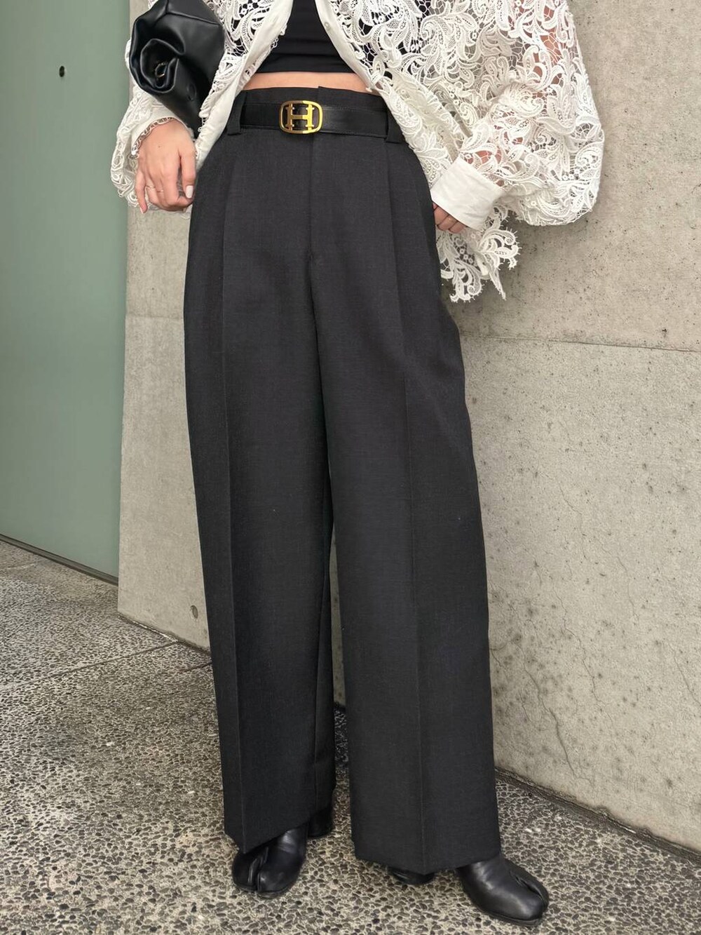 「シャツ、パンツ、大人カジュアル、おでかけ、モノトーン、Chaos、新作」｜「ChaosのChaos(カオス)/ベアチューブ（キャミソール、ブラック系）」を使った、chaos _eriさん（レディース・158cm）の冬コーディネートの5枚目の写真