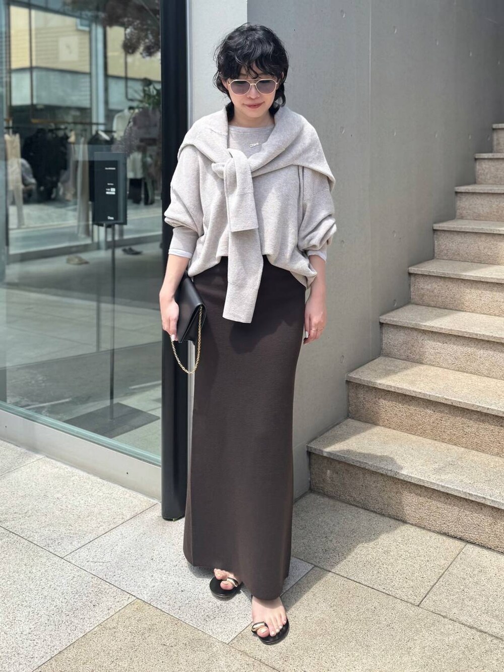 ホワイト系のTシャツ/カットソー、ベージュ系のニット/セーター、ベージュ系のカーディガン/ボレロを着用したレディースの夏コーディネートの2枚目の写真