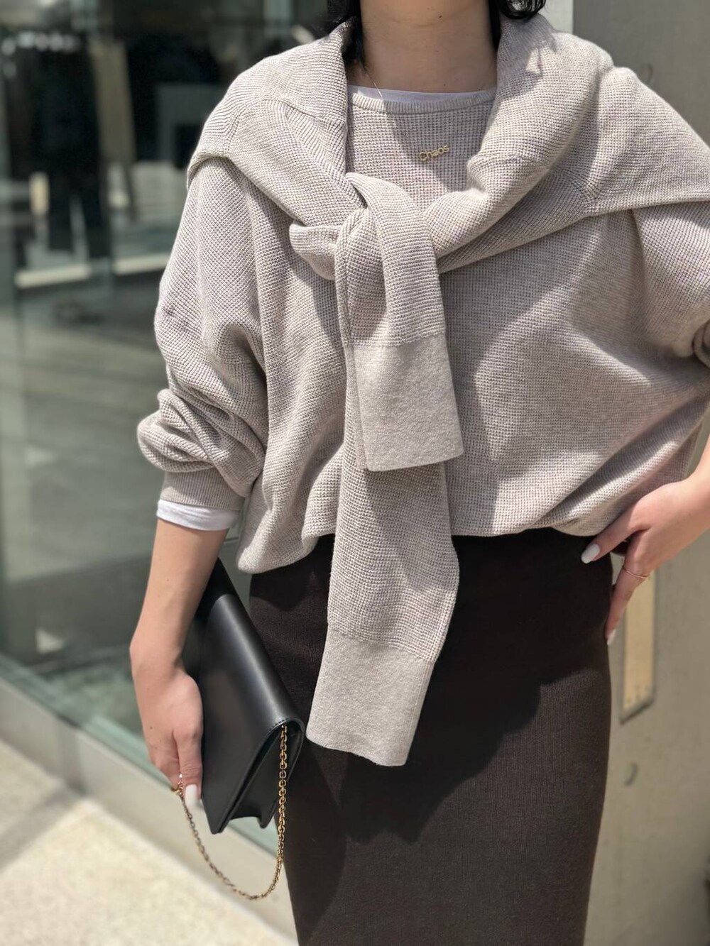 ホワイト系のTシャツ/カットソー、ベージュ系のニット/セーター、ベージュ系のカーディガン/ボレロを着用したレディースの夏コーディネートの4枚目の写真