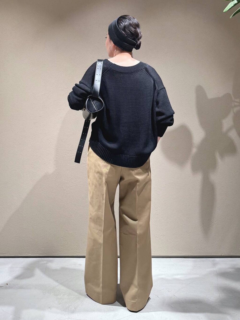 「コート、アウター、春アウター、ニット、カーディガン、インナー、パンツ、ベルト、バッグ、Chaos、カジュアル、カジュアルコーデ、おでかけ」｜「ChaosのChaos(カオス)/シルクコンニットタンク（タンクトップ、ブラック系）」を使った、chaos _eriさん（レディース・158cm）の冬コーディネートの4枚目の写真