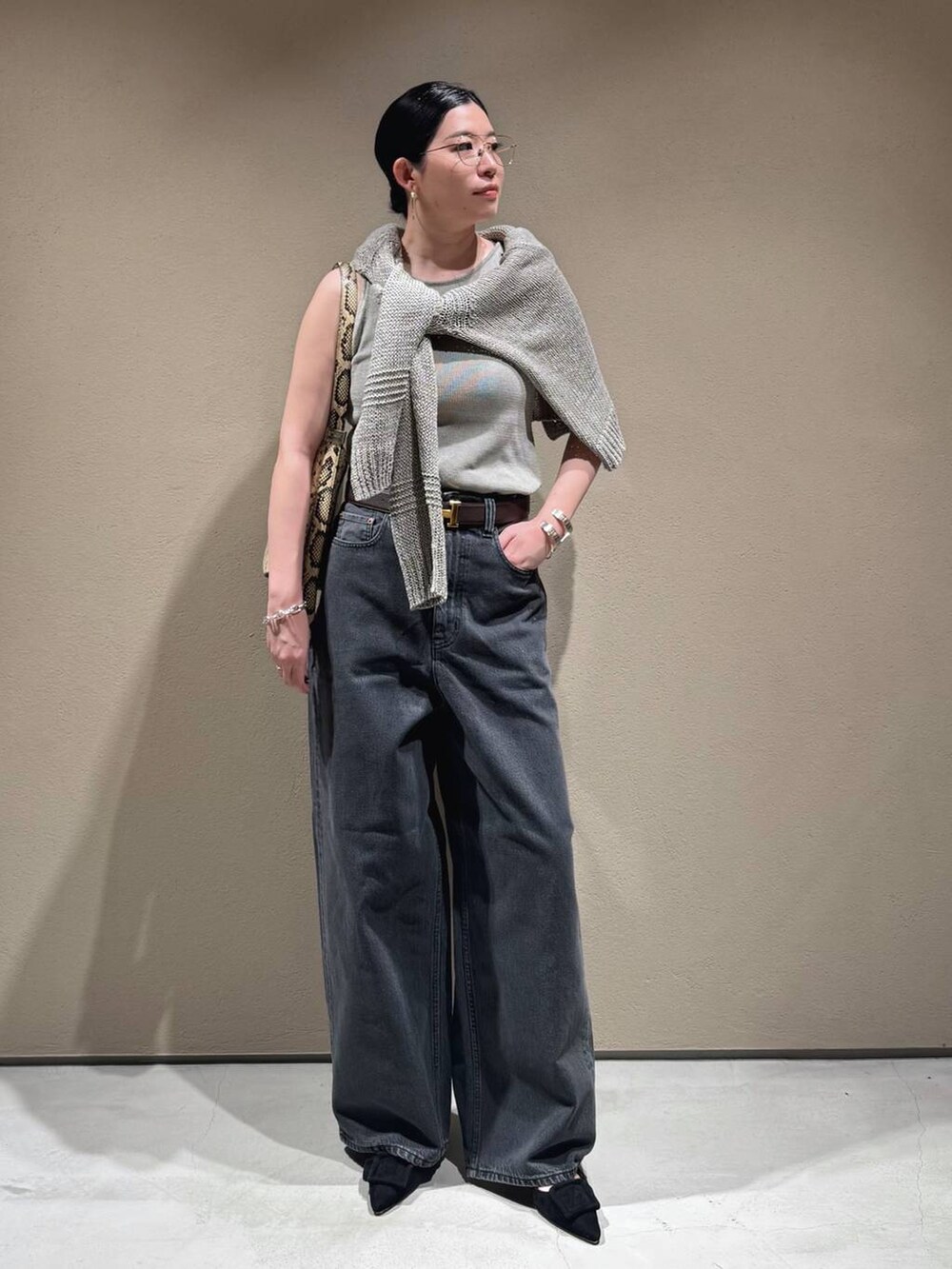 「ニット、デニムパンツ、おでかけ、カジュアル、カジュアルコーデ、Chaos、バッグ」｜「ChaosのChaos(カオス)/【新色登場】ピールコットンニットセット（アンサンブル、グレー系）」を使った、chaos _eriさん（レディース・158cm）の春コーディネートの3枚目の写真