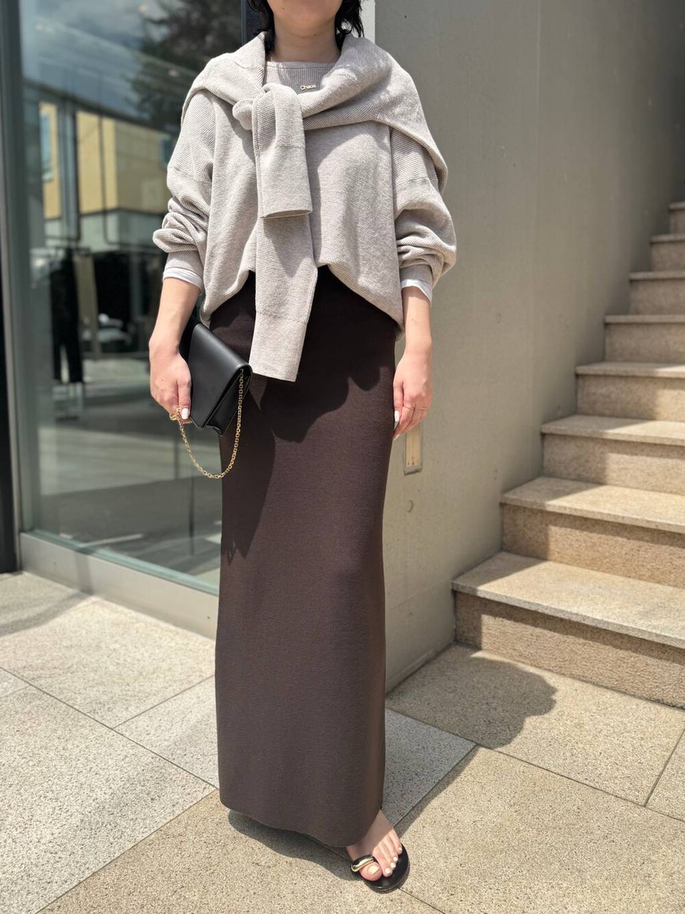 ホワイト系のTシャツ/カットソー、ベージュ系のニット/セーター、ベージュ系のカーディガン/ボレロを着用したレディースの夏コーディネートの7枚目の写真