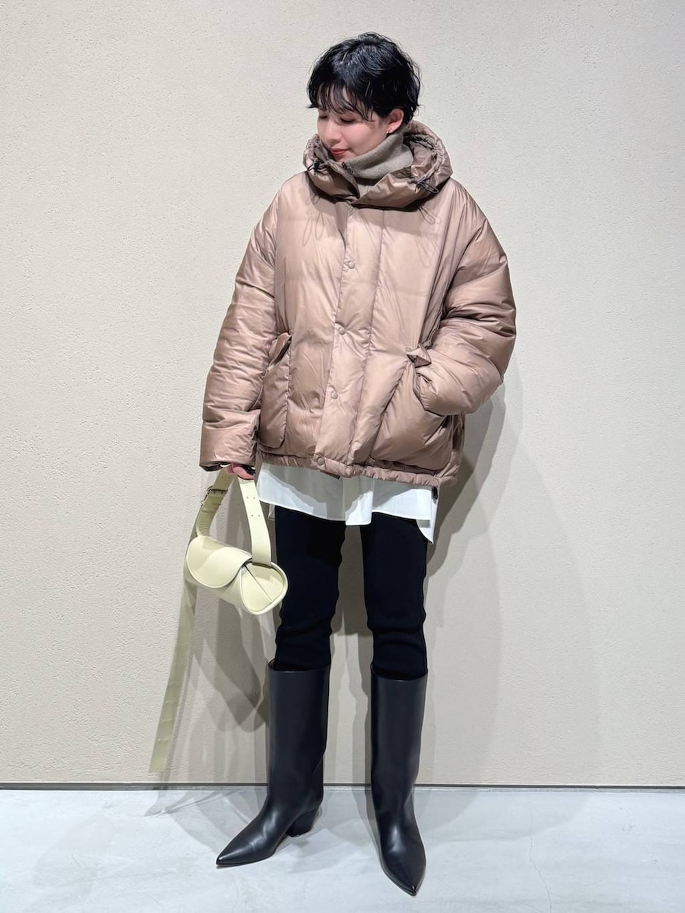 ホワイト系のシャツ/ブラウス、ブラック系のその他パンツ、ブラウン系のダウンジャケット/コートを着用したレディースの冬コーディネートの3枚目の写真