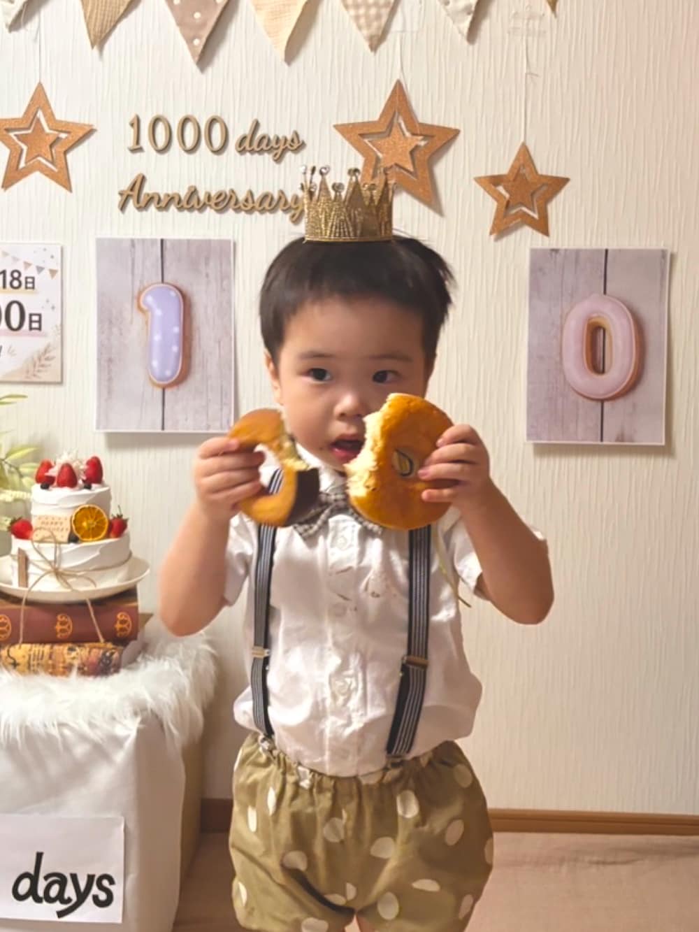 ベージュ系のパンツを着用したキッズの夏コーディネートの2枚目の写真