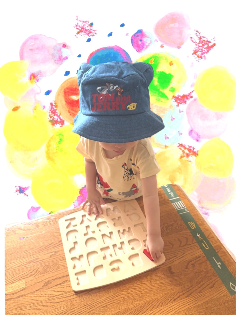 ベージュ系のTシャツ/カットソー、ベージュ系のパンツ、ブルー系のハットを着用したキッズの夏コーディネートの3枚目の写真
