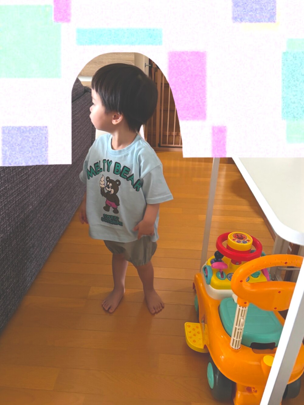 ブルー系のTシャツ/カットソー、グリーン系のその他パンツを着用したキッズの夏コーディネートの2枚目の写真