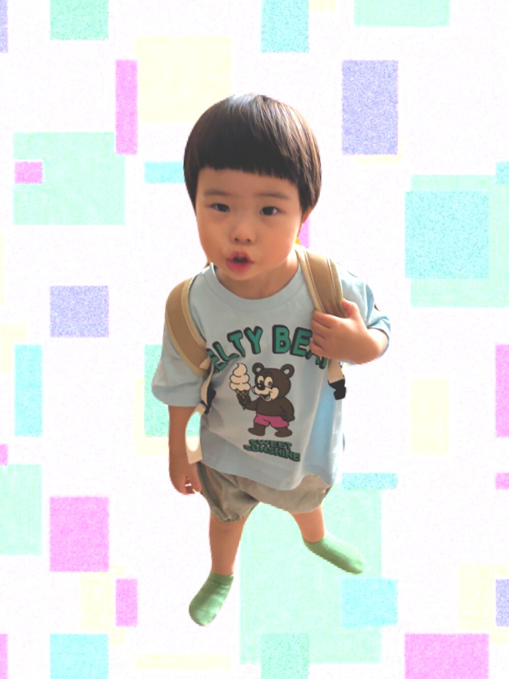 ブルー系のTシャツ/カットソー、グリーン系のその他パンツを着用したキッズの夏コーディネートの3枚目の写真