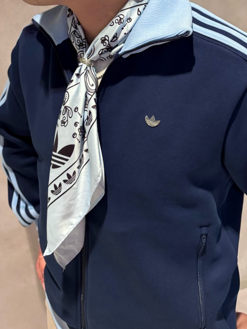 ブルー系のジャージ、ベージュ系のその他パンツ、ブルー系のスニーカーを着用したメンズの冬コーディネートの3枚目の写真