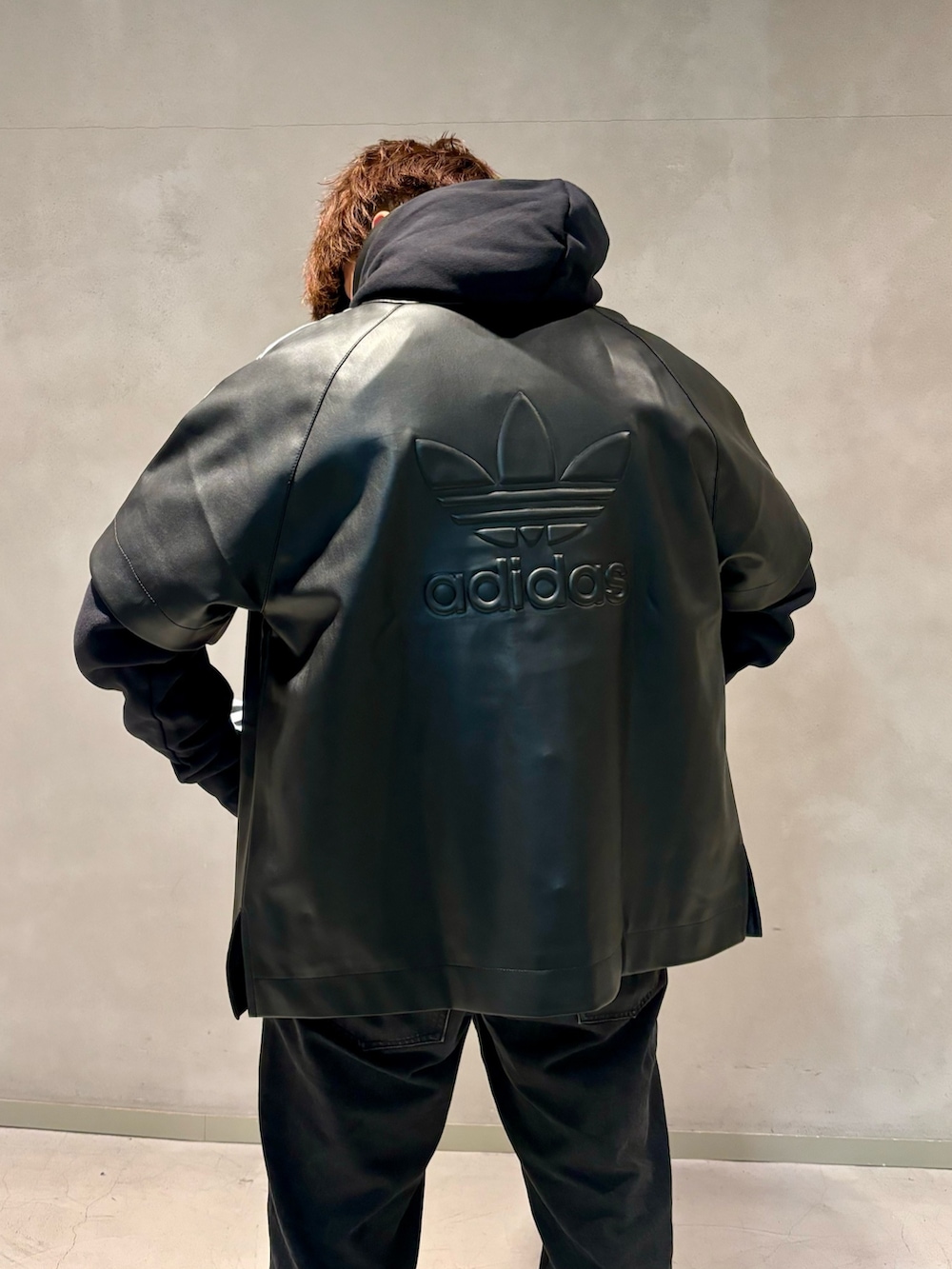 ブラック系のパーカー、ブラック系のスニーカー、ブラック系のTシャツ/カットソーを着用したメンズの冬コーディネートの3枚目の写真