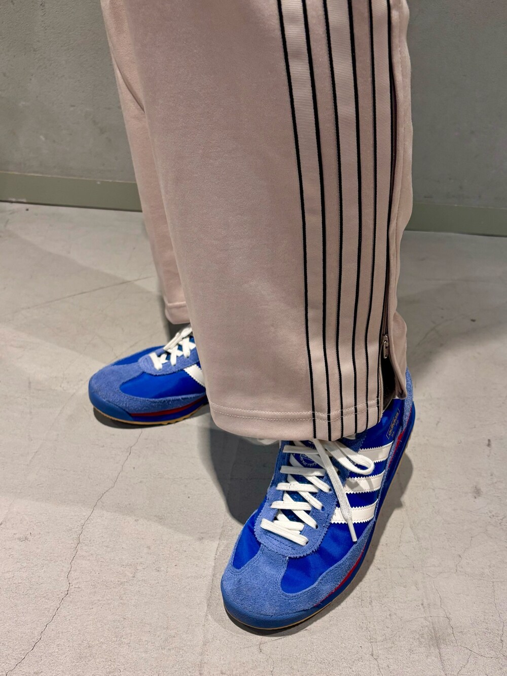 ブルー系のジャージ、ベージュ系のその他パンツ、ブルー系のスニーカーを着用したメンズの冬コーディネートの4枚目の写真
