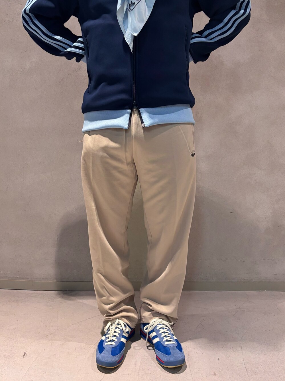 ブルー系のジャージ、ベージュ系のその他パンツ、ブルー系のスニーカーを着用したメンズの冬コーディネートの2枚目の写真