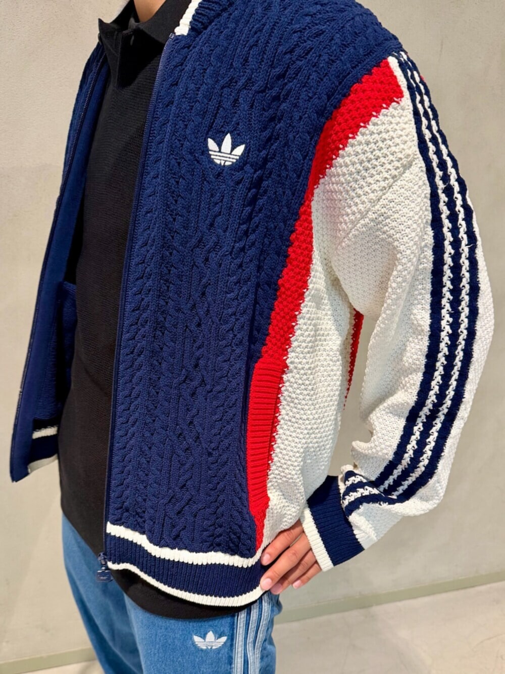 ブルー系のカーディガン/ボレロ、ブルー系のデニムパンツを着用したメンズの秋コーディネートの2枚目の写真