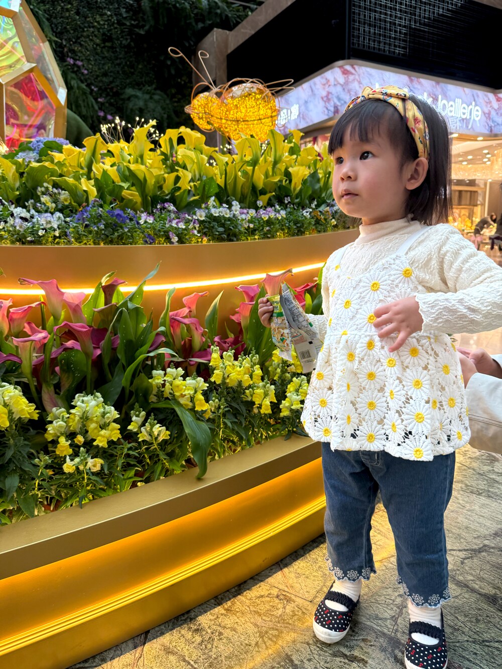 「BRANSHESのフラワーレースキャミチュニック（キャミソール、イエロー系）」を使った、Isanさん（キッズ・90cm）の春コーディネートの2枚目の写真