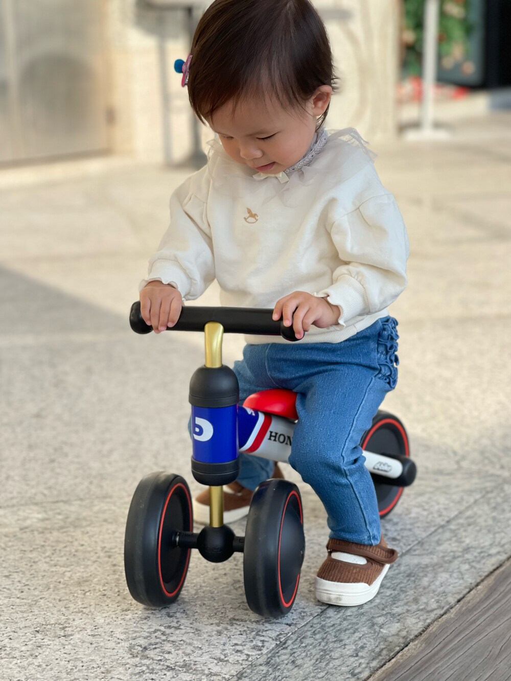 「cottoliのアイテム（トップス、ホワイト系）」を使った、Isanさん（キッズ・80cm）の冬コーディネートの2枚目の写真