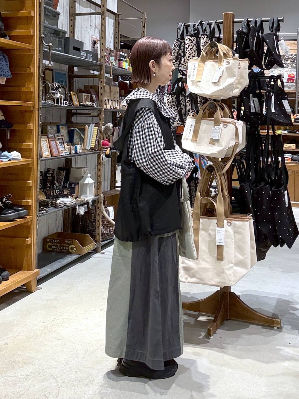 その他のベスト、ブラック系のシャツ/ブラウス、グリーン系のスカートを着用したレディースの春コーディネートの2枚目の写真