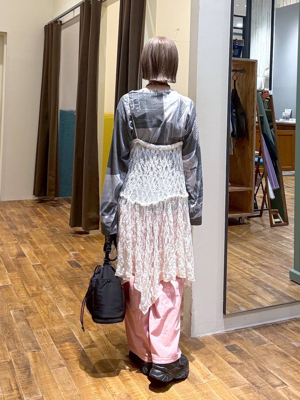 ピンク系のその他パンツ、ベージュ系のワンピース、ブラック系のショルダーバッグを着用したレディースの秋コーディネートの3枚目の写真