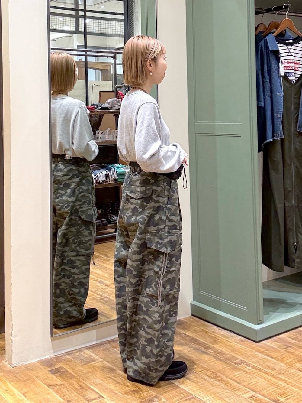 ブラック系のその他シューズ、ブラック系のボディバッグ/ウエストポーチ、グレー系のカーディガン/ボレロを着用したレディースの冬コーディネートの2枚目の写真