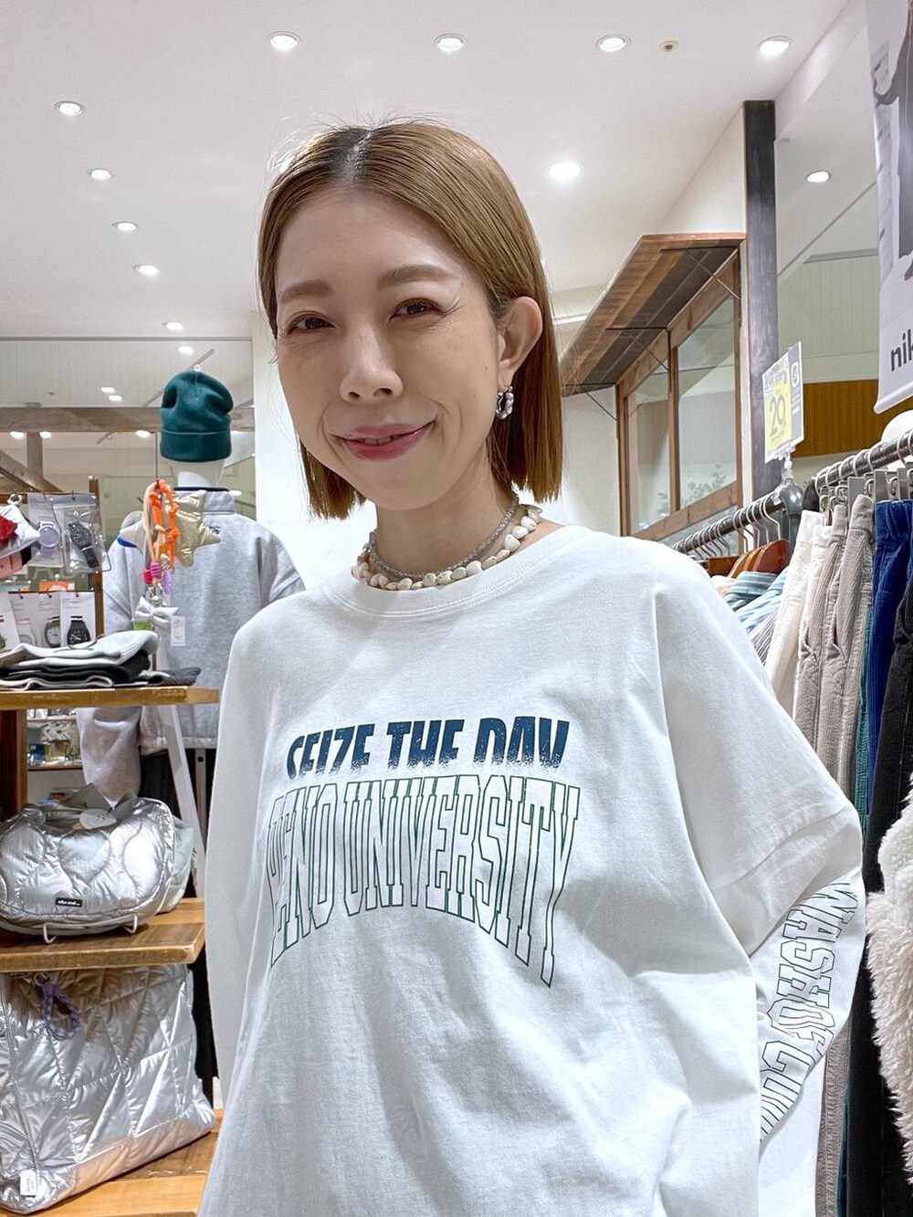 グレー系のカーディガン/ボレロを着用したレディースの秋コーディネートの2枚目の写真