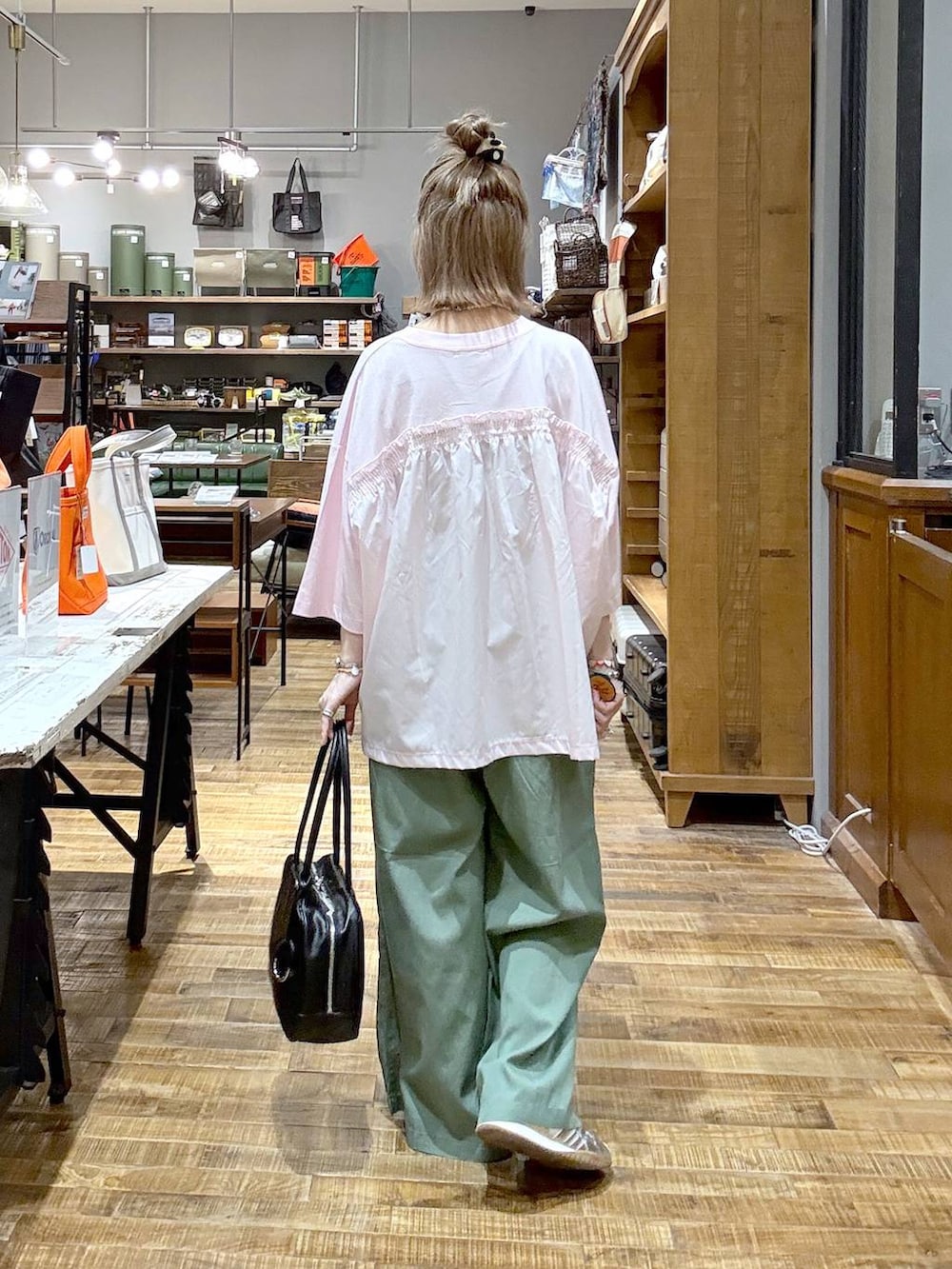 グリーン系のその他パンツ、シルバー系のスニーカー、ピンク系のTシャツ/カットソーを着用したレディースの夏コーディネートの3枚目の写真