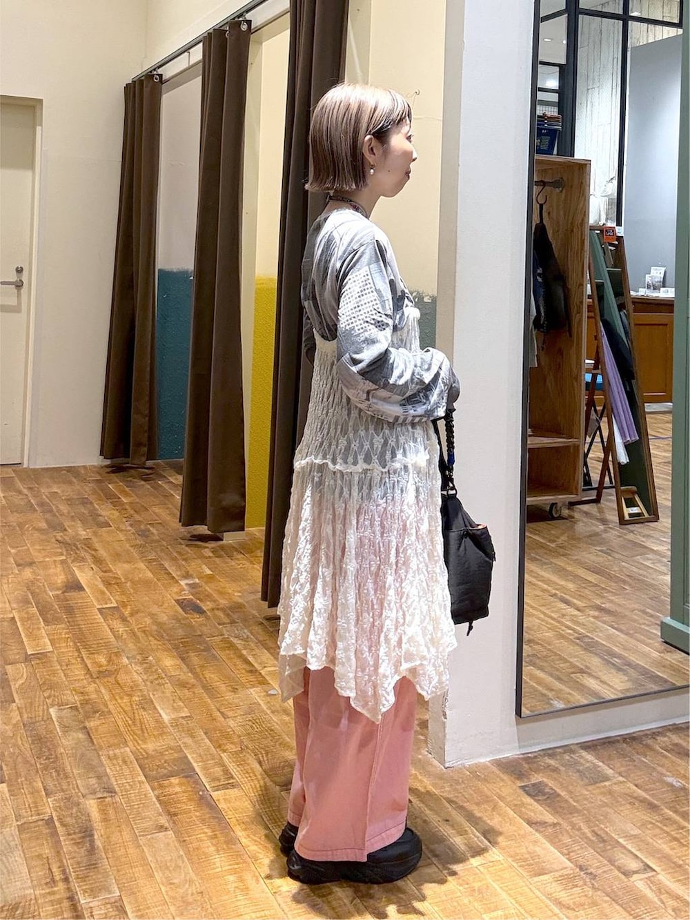 ピンク系のその他パンツ、ベージュ系のワンピース、ブラック系のショルダーバッグを着用したレディースの秋コーディネートの2枚目の写真