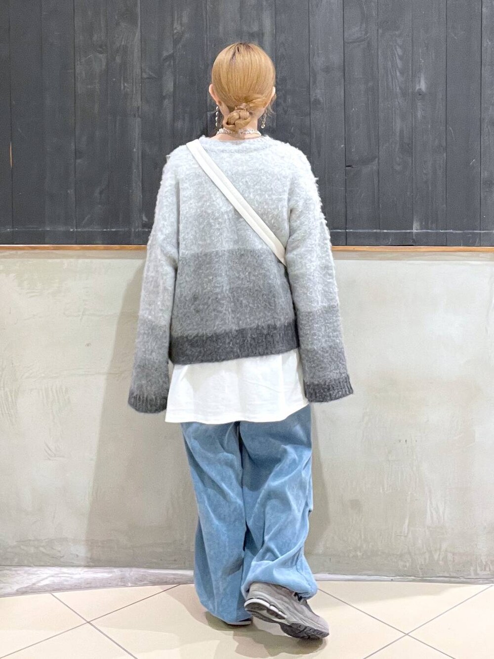 ベージュ系のショルダーバッグ、ホワイト系のTシャツ/カットソー、ブルー系のその他パンツを着用したレディースの冬コーディネートの3枚目の写真