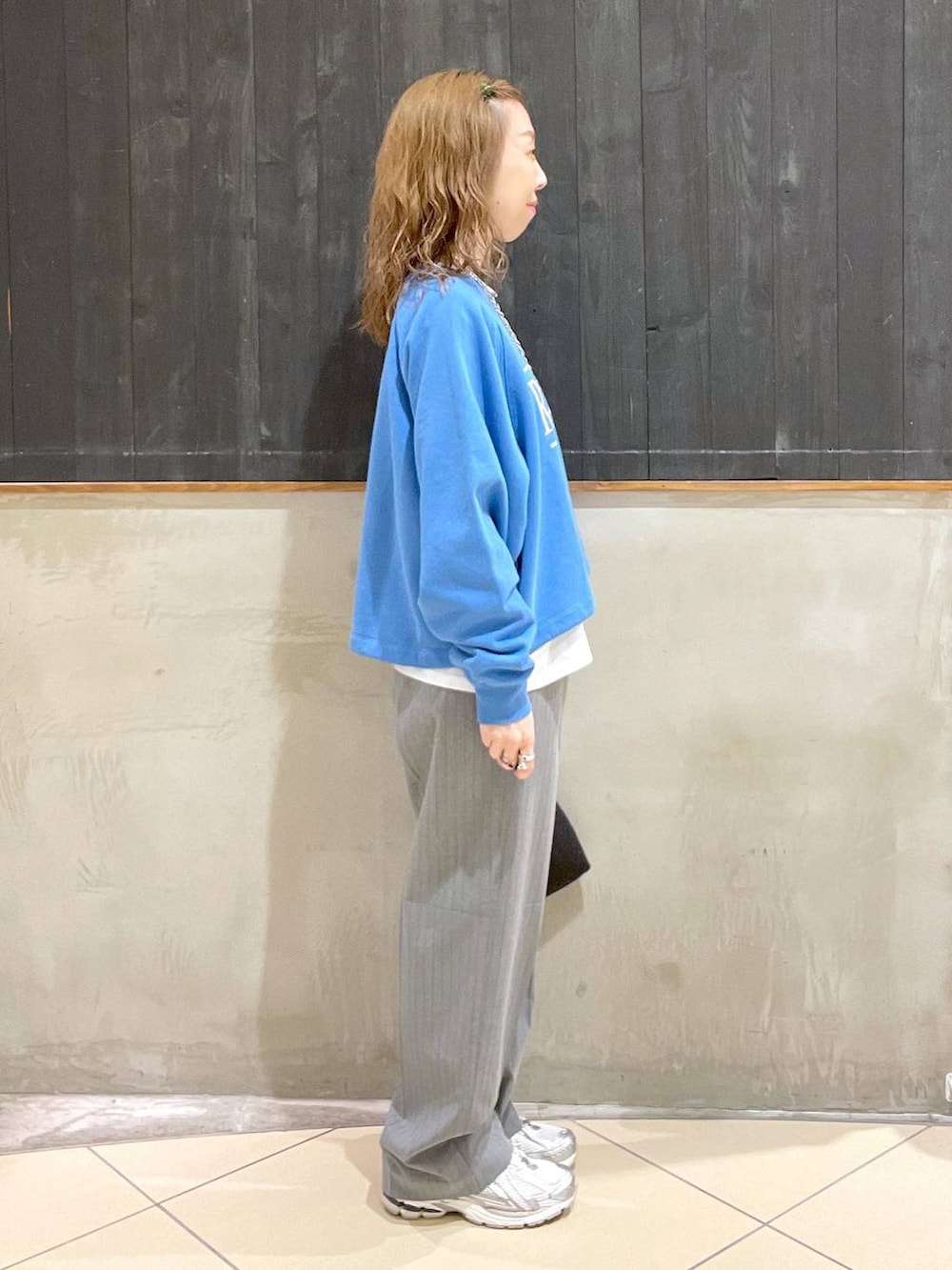 ブラック系のショルダーバッグ、ホワイト系のTシャツ/カットソー、ブルー系のスウェットを着用したレディースの春コーディネートの2枚目の写真