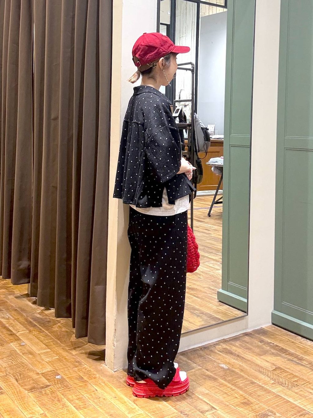 グレー系のシャツ/ブラウス、グレー系のその他パンツ、レッド系のショルダーバッグを着用したレディースの夏コーディネートの2枚目の写真