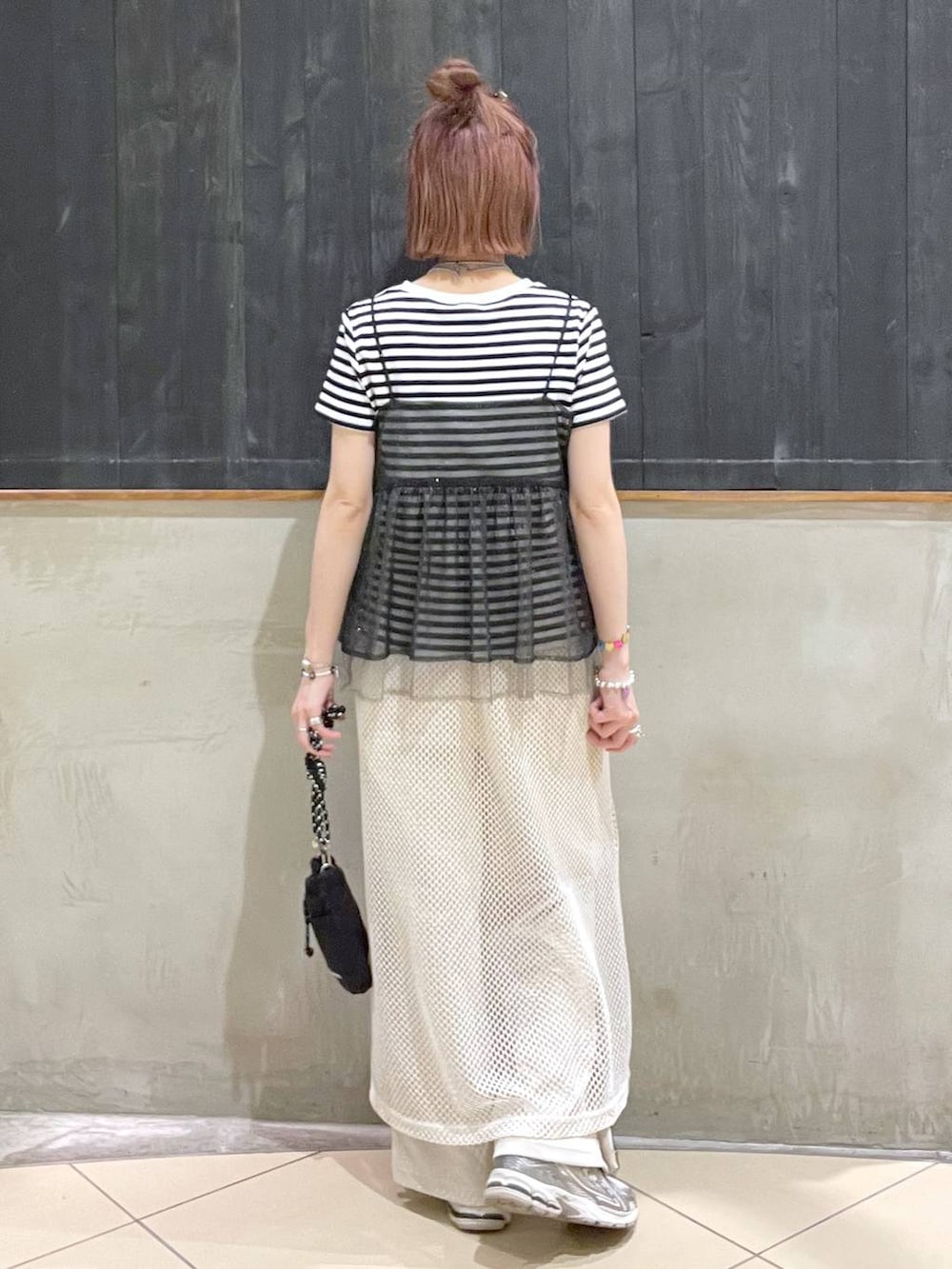 ブラック系のキャミソール、ブラック系のショルダーバッグ、ベージュ系のその他パンツを着用したレディースの夏コーディネートの3枚目の写真