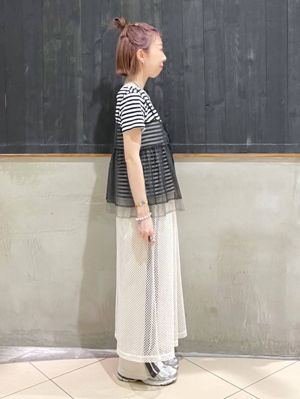 ブラック系のキャミソール、ブラック系のショルダーバッグ、ベージュ系のその他パンツを着用したレディースの夏コーディネートの2枚目の写真