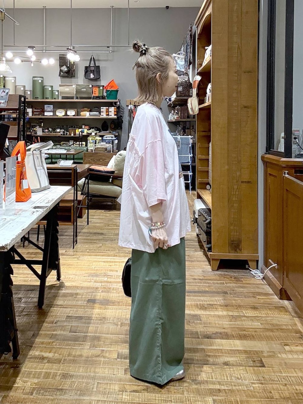 グリーン系のその他パンツ、シルバー系のスニーカー、ピンク系のTシャツ/カットソーを着用したレディースの夏コーディネートの2枚目の写真