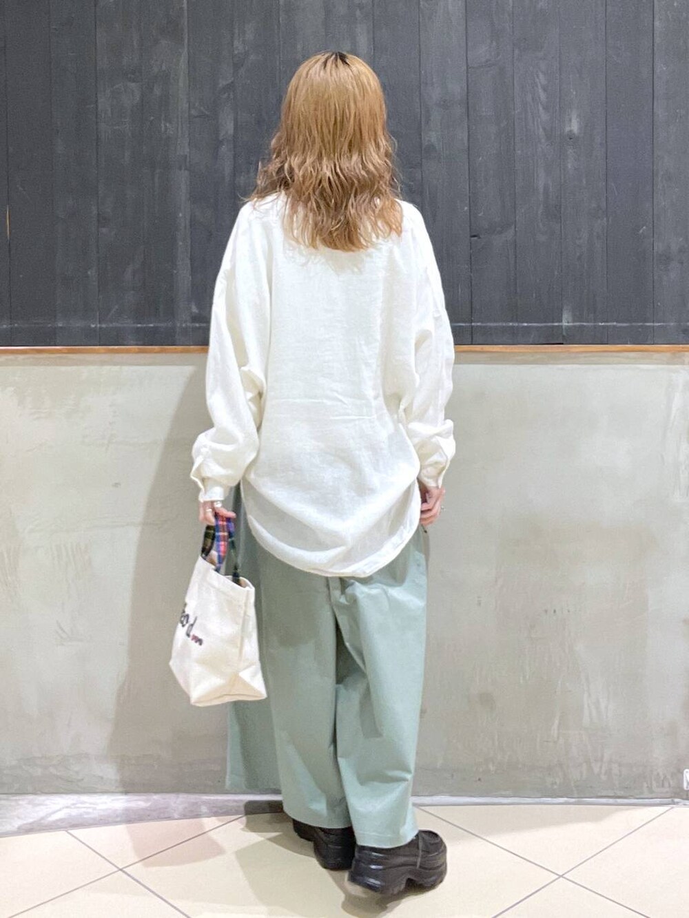 ブラック系のローファー、グリーン系のその他パンツ、ホワイト系のTシャツ/カットソーを着用したレディースの春コーディネートの3枚目の写真