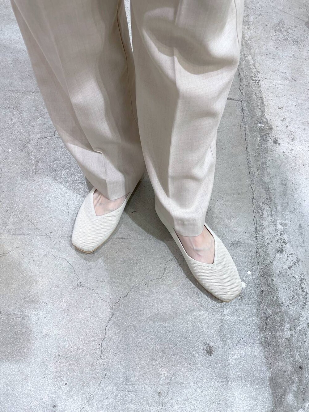 レッド系のシャツ/ブラウス、ベージュ系のその他パンツを着用したレディースの夏コーディネートの2枚目の写真