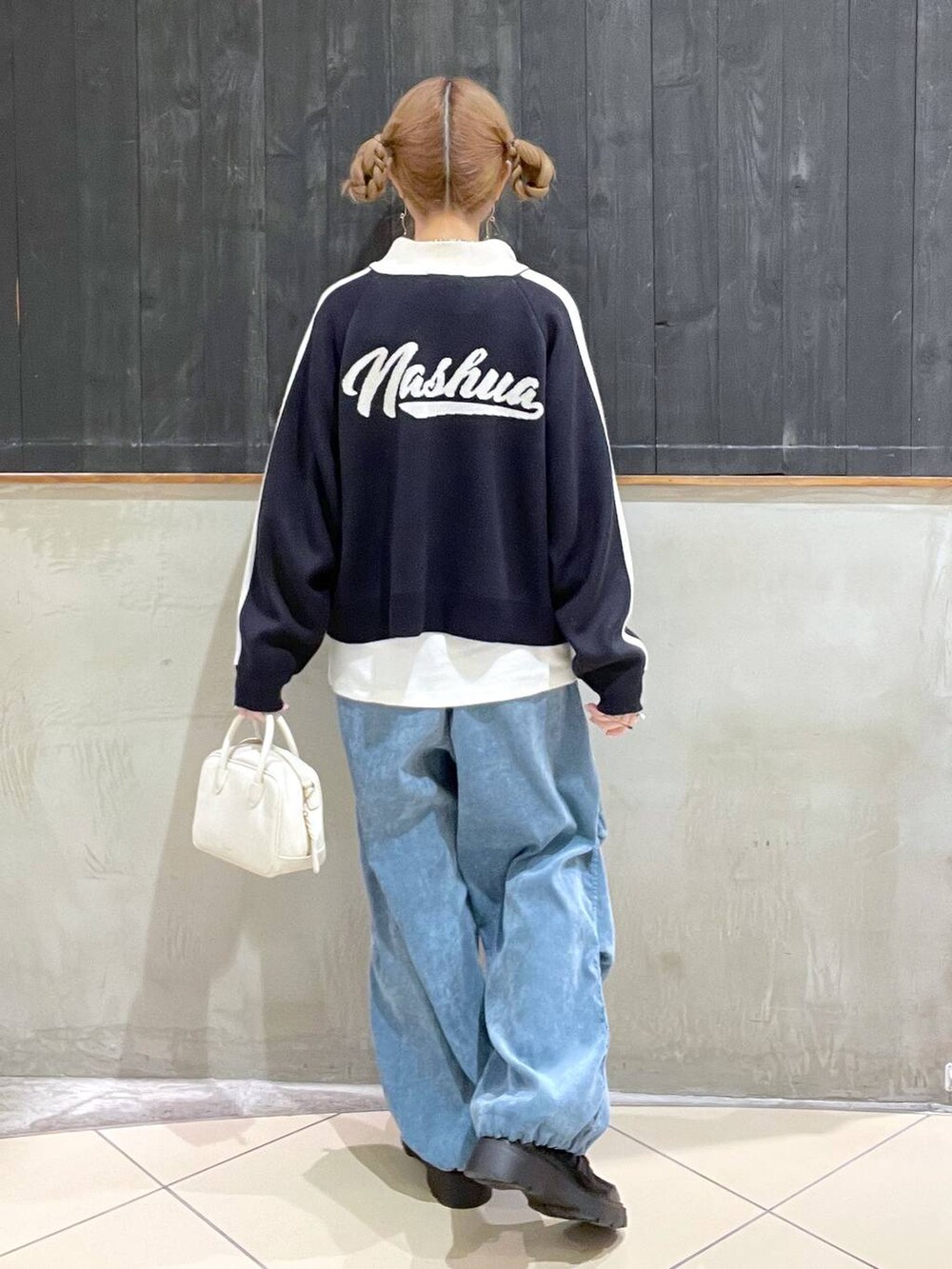 ブラック系のローファー、ベージュ系のショルダーバッグ、ホワイト系のTシャツ/カットソーを着用したレディースの冬コーディネートの3枚目の写真