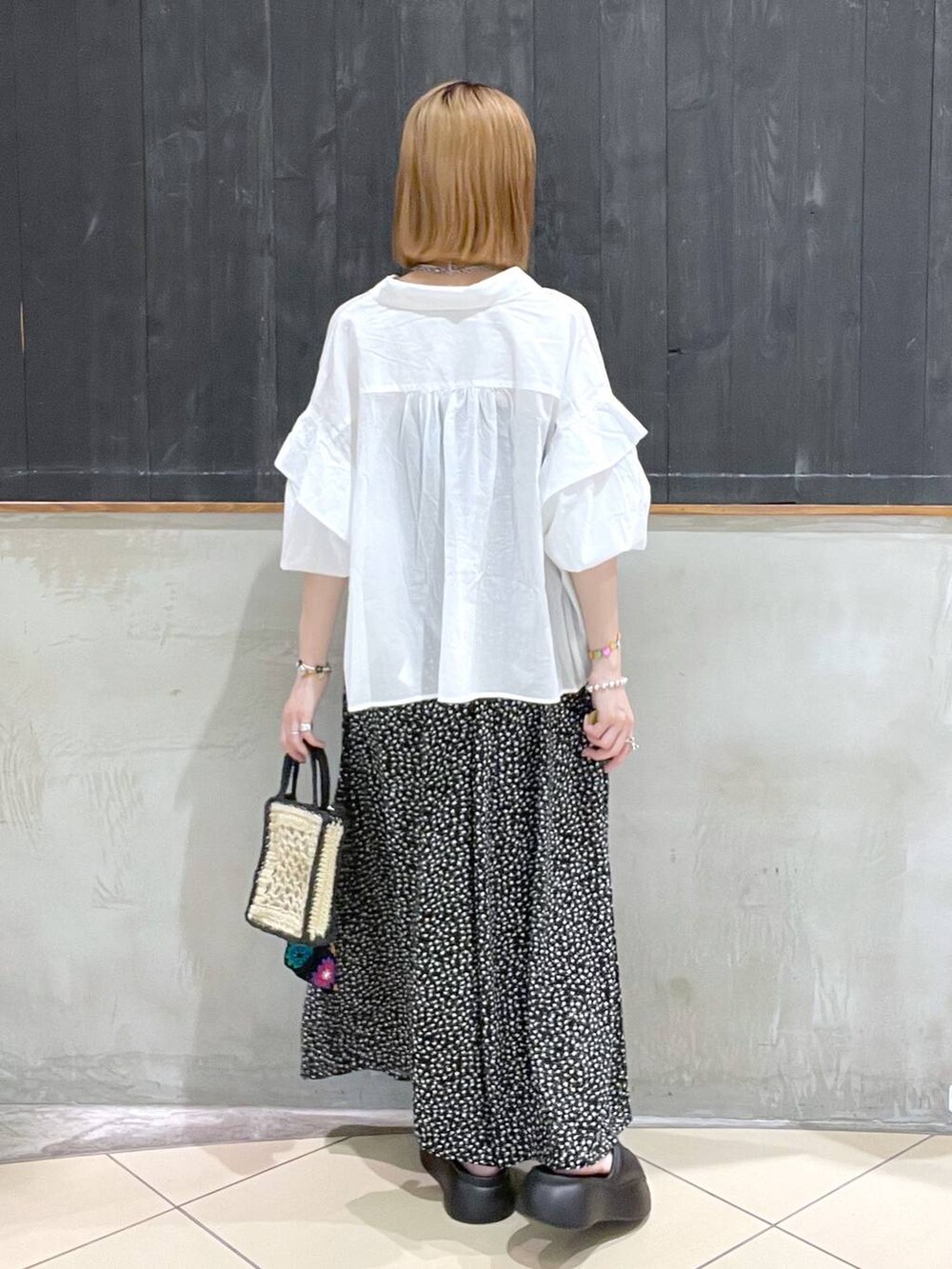 ブラック系のショルダーバッグ、ブラック系のサンダル、ブラック系のキャミソールを着用したレディースの夏コーディネートの3枚目の写真