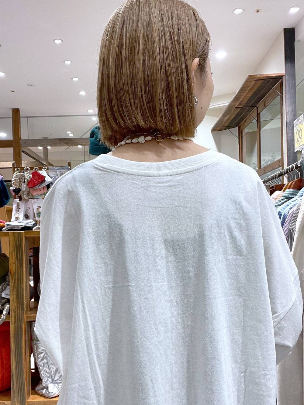 グレー系のカーディガン/ボレロを着用したレディースの秋コーディネートの3枚目の写真