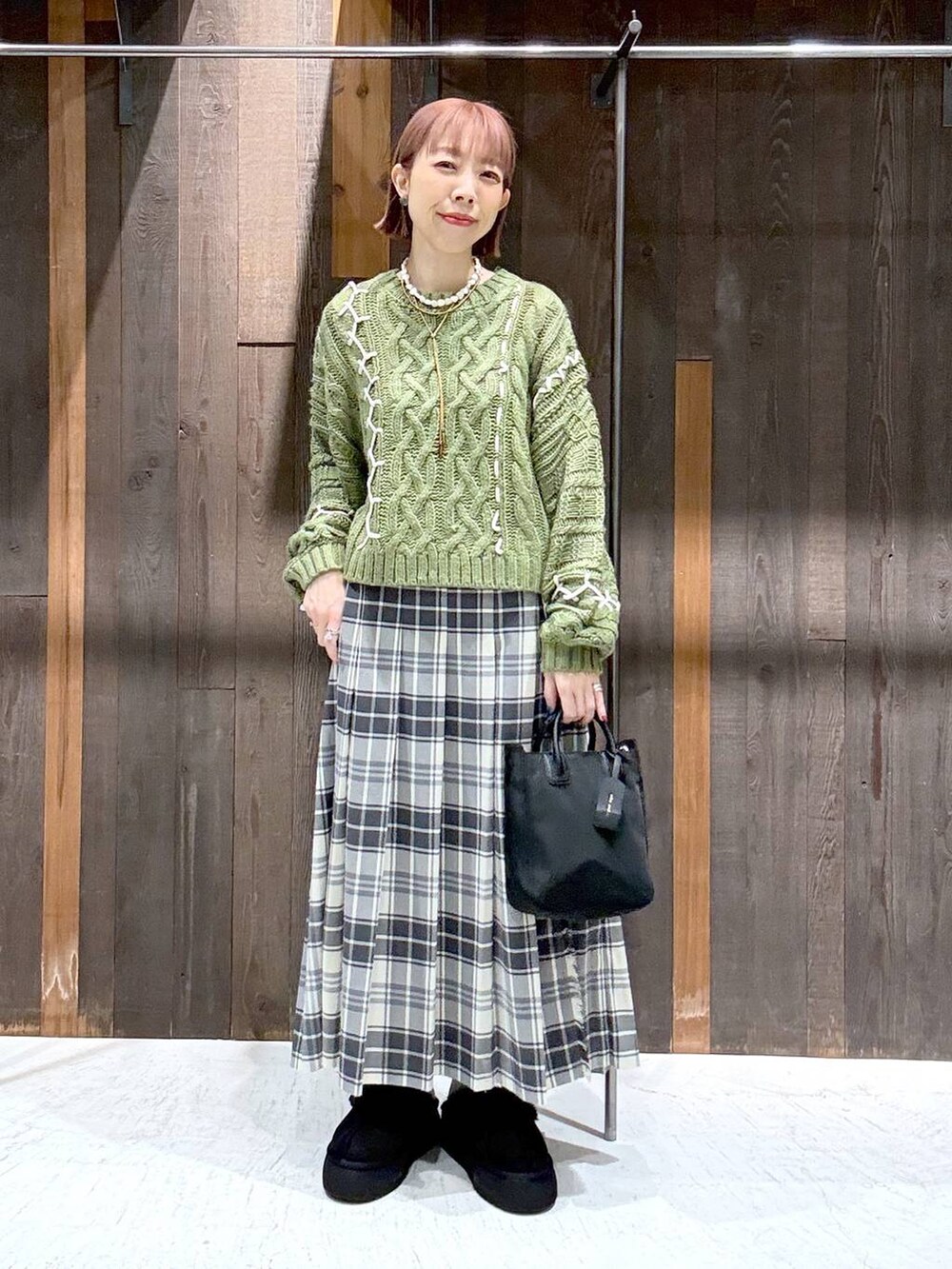 「個性派、ゆったり、カジュアル、ママコーデ、ショルダーバッグ、niko and ...、ブルゾン、スカート、ニット、デートコーデ、チェック、厚底シューズ」｜「niko and...のチェックツイルキルトスカート（スカート、ベージュ系）」を使った、aimiさん（レディース・156cm）の秋コーディネートの4枚目の写真